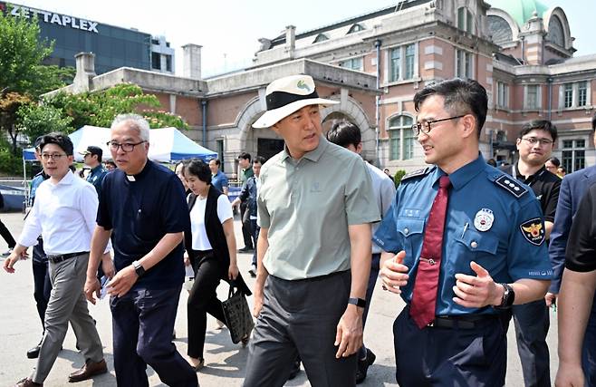오세훈 서울시장이 18일 서울 중구 서울역 광장을 찾아 안전점검을 하고 있다. /사진=서울시