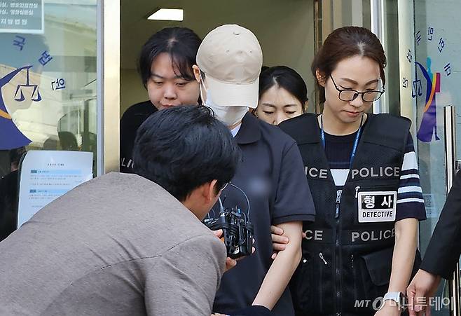 (춘천=뉴스1) 이종재 기자 = 육군 12사단 '훈련병 사망' 사건과 관련해 규정을 어긴 군기훈련(얼차려)을 지시한 혐의를 받는 중대장이 지난해 6월21일 강원도 춘천지법에서 열린 영장실질심사(구속 전 피의자 심문)를 마치고 나서고 있다. 2024.6.21/뉴스1  Copyright (C) 뉴스1. All rights reserved. 무단 전재 및 재배포,  AI학습 이용 금지. /사진=(춘천=뉴스1) 이종재 기자