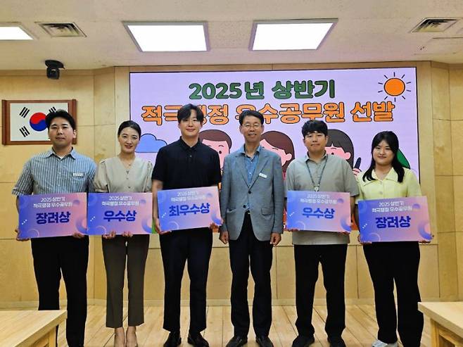 2025년 상반기 적극행정 우수 공무원에 선발된 5명의 하남시 공직자들이 기념 촬영을 하고 있다. /사진제공=하남시