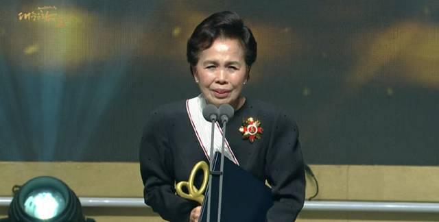 이미자는 지난 2023년 대중음악인 최초로 금관문화훈장을 수훈했다.