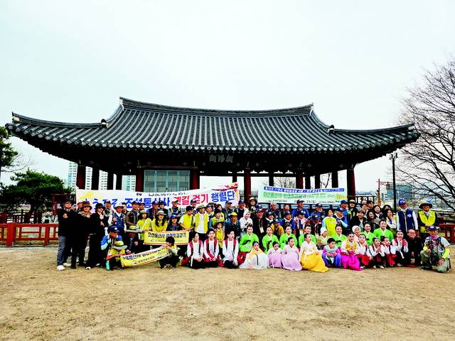 경북 영천 조양각 앞에서 전별연(餞別宴)이 끝나고 시민들과 단원들이 기념촬영을 했다.