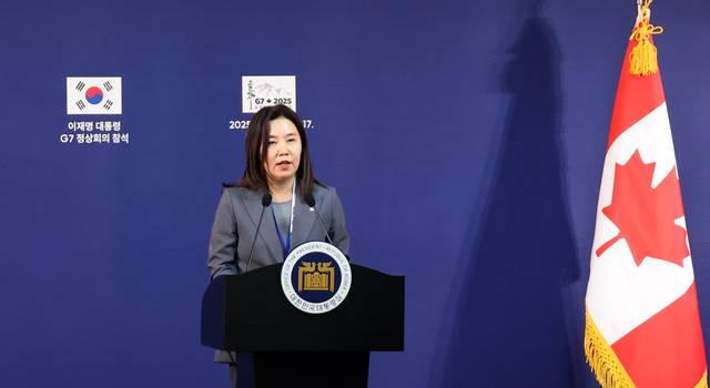 강유정 대통령실 대변인이 16일(현지시간) 캐나다 앨버타주 캘거리 한 호텔의 한국 프레스센터에서 이재명 대통령의 주요 7개국(G7) 정상회의 참석 관련 브리핑을 하고 있다. 연합뉴스
