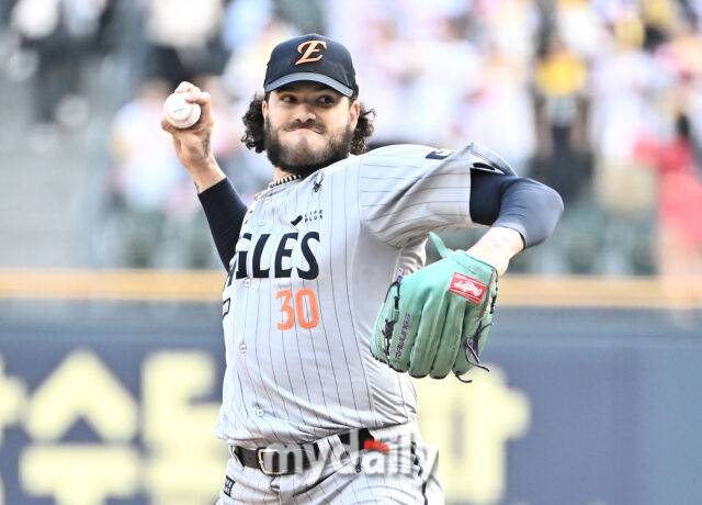 28일 오후 서울 잠실야구장에서 진행된 '2025 프로야구 KBO리그' LG트윈스와 한화이글스의 경기. 한화 폰세가 선발등판해 역투하고 있다./마이데일리