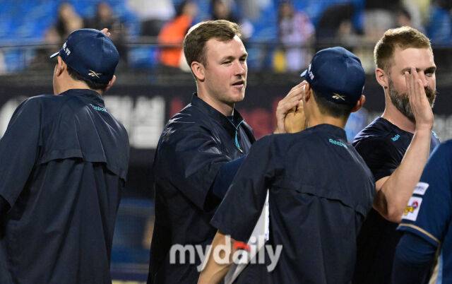 2025년 6월 17일 오후 서울 잠실구장에서 진행된 '2025 신한 SOL뱅크 KBO 리그' NC 다이노스와 LG 트윈스의 경기. NC 라일리가 6-2로 승리한 뒤 기뻐하고 있다./유진형 기자