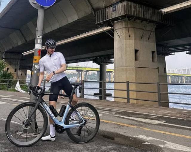 이민호가 한강에서 자전거를 타고 있다. / 이민호 소셜미디어
