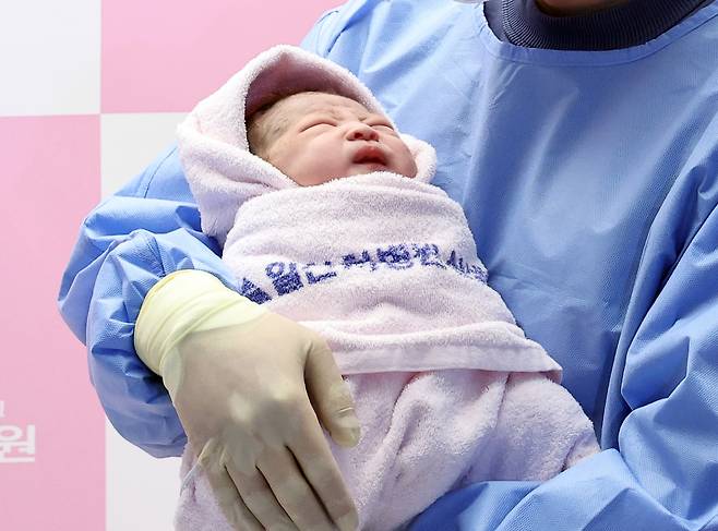 2025년 을사년(乙巳年) 새해 첫날인 1일 오전 경기도 고양시 일산차병원에서 강우석 씨와 부인 구슬기 씨 사이에서 태어난 남아 딩굴이(태명)가 아빠 품에 안겨 있다. [연합]