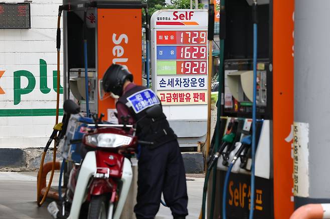 이스라엘과 이란의 군사적 긴장이 고조되며 에너지 수급 우려가 커지고 있는 16일 서울 시내 한 주유소에 표시된 유가 정보. [연합]