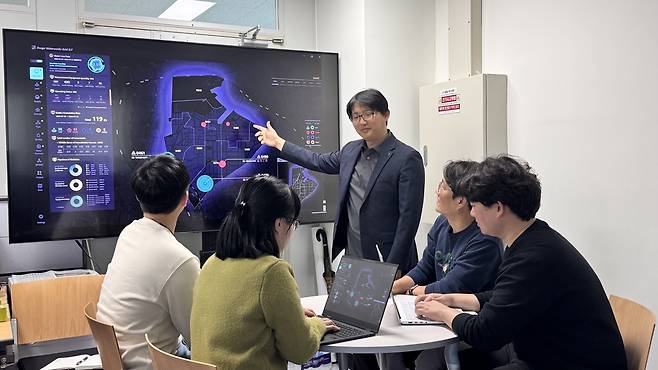 ETRI 연구진이 디지털트윈 기반 상수관망 관제시스템 관련 논의를 하고 있다.[ETRI 제공]