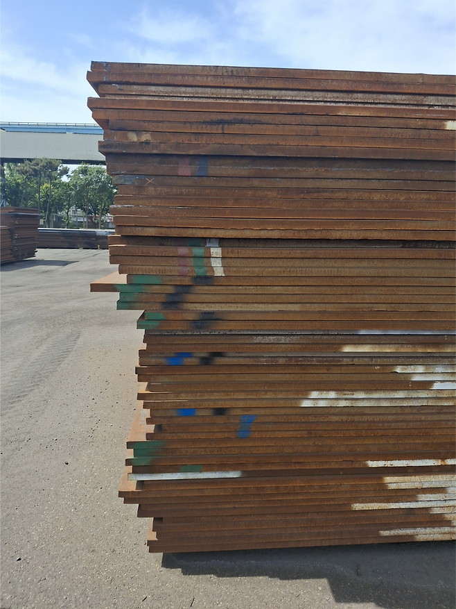 인천항 보세구역에 적재돼 있는 중국산 후판 [사진=김성우 기자]