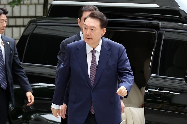 윤석열 전 대통령이 16일 오전 서울 서초구 중앙지법에서 열린 내란 우두머리 혐의, 집권남용 권리행사방해 혐의 사건 7차 공판을 받기 위해 법원으로 들어오고 있다. [연합]