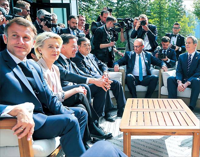 캐나다 앨버타주 캐내내스키스 마운틴 로지에서 열린 주요 7개국(G7) 정상회의에서 17일(현지시간) 에마뉘엘 마크롱 프랑스 대통령(왼쪽부터), 우르줄라 폰 데어 라이엔 유럽연합 집행위원장, 마르크 뤼터 나토 사무총장, 이시바 시게루 일본 총리, 프리드리히 메르츠 독일 총리, 스콧 베선트 미국 재무장관이 함께 이야기를 나누고 있다.  [AFP]