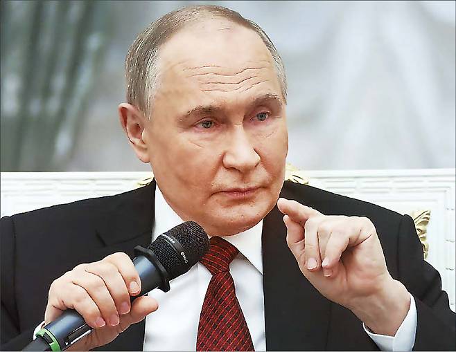 지난 12일(현지시간) 러시아 모스크바 크렘린궁에서 블라디미르 푸틴 러시아 대통령이 ‘영웅의 시간(Time of Heroes)’이라는 우크라이나 전쟁 참전 군인을 위한 교육 프로그램 참가자들을 초청해 연설하고 있다.  [AP]