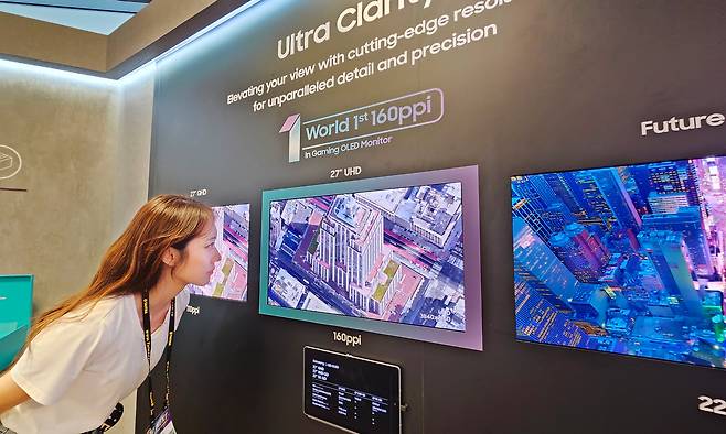 삼성디스플레이 직원이 자발광 최고 픽셀밀도(160PPI) 27형 초고해상도(UHD) 제품을 들여다 보고 있다. [삼성디스플레이 제공]