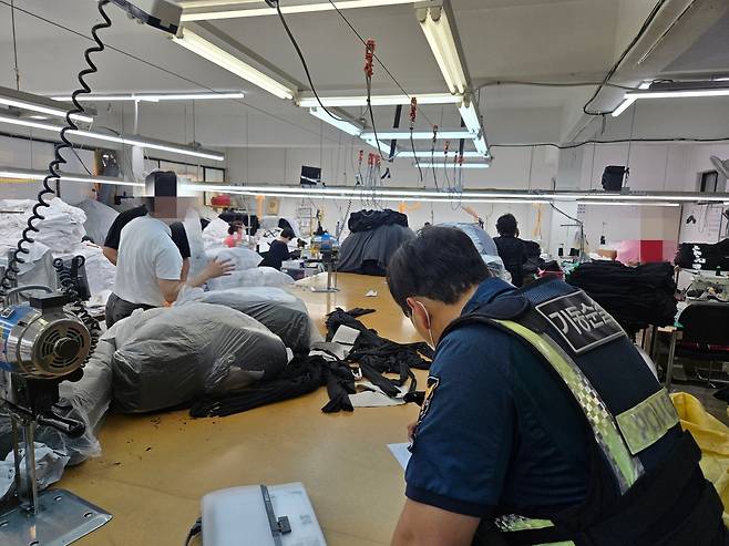 서울경찰청 기동순찰4대가 지난 9일  가품 제조공장을 운영 일당 검거 당시 모습. [서울경찰청 제공]