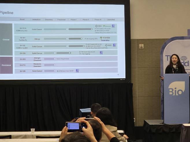 윤나리 지아이이노베이션 전무가 미국 보스턴에서 열린 ‘바이오 USA 2025’  기업 세션에서  발표하는 모습. [지아이이노베이션 제공]