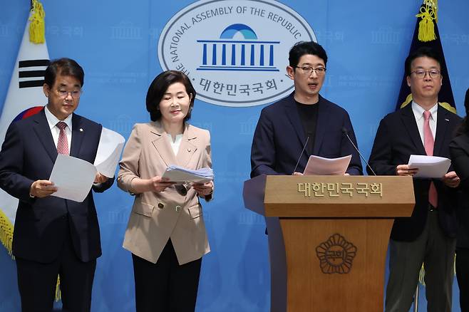 국무총리 인사청문특위 위원인 국민의힘 배준영(왼쪽부터)·김희정·주진우·곽규택 의원이 18일 서울 여의도 국회 소통관에서 김민석 후보자의 재산 의혹과 관련, 자금 출처를 밝힌 자료 제출을 요구하고 있다. [연합]