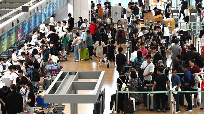 인천 중구 인천국제공항 제1터미널 출국장이 휴가를 떠나는 여행객들로 붐비고 있다. [영종도=임세준 기자]