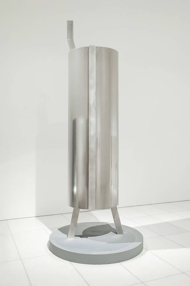 엄태정, 낯선자의 은신처 티틴의 은빛 베일-철인은 하늘을 걷는다, 2025, Aluminum, 92x88x350(h)cm (2) (1) *재판매 및 DB 금지