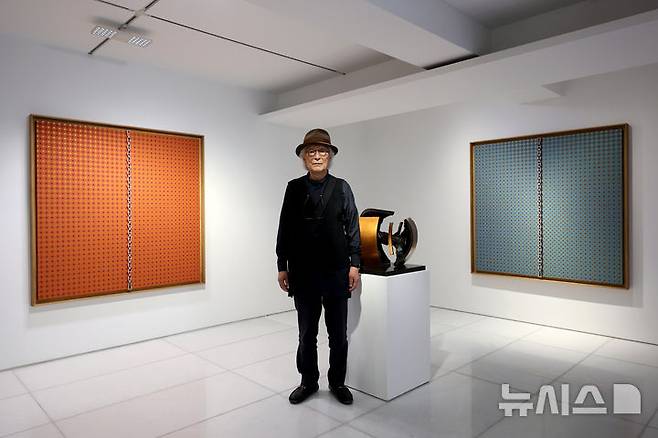 [서울=뉴시스] 박진희 기자 = 엄태정 조각가가 17일 서울 종로구 아라리오갤러리 서울에서 개인전 '세계는 세계화한다'를 열고 작품 설명을 하고 있다. 2025.06.17. pak7130@newsis.com