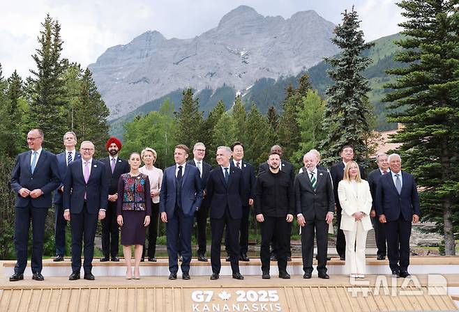 [카나나스키스(캐나다)=뉴시스] 최진석 기자 = 이재명 대통령이 17일(현지 시간) 캐나다 앨버타주 카나나스키스 주요 7개국(G7) 정상회의장에서 G7 및 초청국 정상과 단체사진 촬영을 준비하고 있다. 뒷줄 왼쪽 시계방향부터 스캇 베센트 미국 재무장관, 아제이 방가 세계은행 총재, 우르줄라 폰데어라이엔 유럽연합(EU) 집행위원장, 키어 스타머 영국 총리, 이 대통령, 시릴 라마포사 남아프리카공화국 대통령, 나렌드라 모디 인도 총리, 이시바 시게루 일본 총리, 안토니우 구테흐스 유엔 사무총장, 안토니우 코스타 유럽연합(EU) 정상회의 상임의장, 조르자 멜로니 이탈리아 총리, 루이스 이나시우 룰라 디 시우바 브라질 대통령, 볼로디미르 젤렌스키 우크라이나 대통령, 마크 카니 캐나다 총리, 에마뉘엘 마크롱 프랑스 대통령, 클라우디아 셰인바움 멕시코 대통령, 앤서니 앨버니지 호주 총리, 프리드리히 메르츠 독일 총리. 2025.06.18. myjs@newsis.com