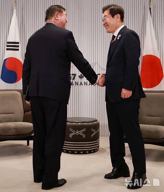 [카나나스키스(캐나다)=뉴시스] 최진석 기자 = 이재명 대통령이 17일(현지 시간) 캐나다 앨버타주 캐내내스키스 주요 7개국(G7) 정상회의장에서 열린 한일 정상회담에서 이시바 시게루 일본 총리와 악수하고 있다. 2025.06.18. myjs@newsis.com