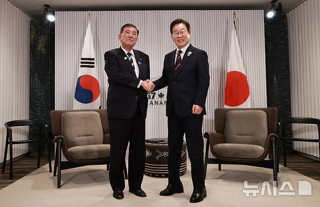 [카나나스키스(캐나다)=뉴시스] 최진석 기자 = 이재명 대통령이 17일(현지 시간) 캐나다 앨버타주 캐내내스키스 주요 7개국(G7) 정상회의장에서 열린 한일 정상회담에서 이시바 시게루 일본 총리와 악수하며 기념촬영을 하고 있다. 2025.06.18. myjs@newsis.com