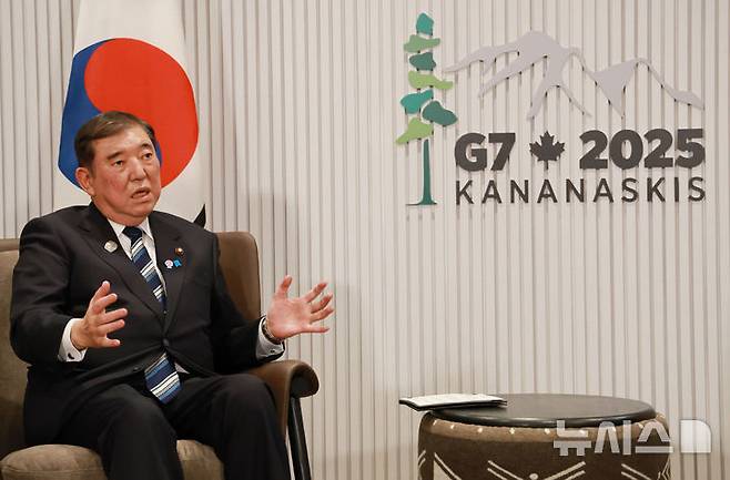 [카나나스키스(캐나다)=뉴시스] 최진석 기자 = 이시바 시게루 일본 총리가 17일(현지 시간) 캐나다 앨버타주 캐내내스키스 주요 7개국(G7) 정상회의장에서 이재명 대통령과 한일 정상회담을 하고 있다. 2025.06.18. myjs@newsis.com