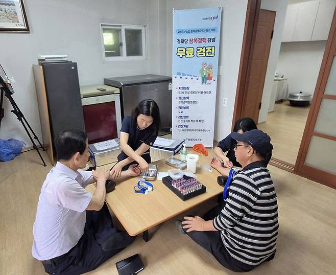 [보령=뉴시스] 보령시보건소 경로당 노인 잠복결핵감염검진 모습. (사진=보령시보건소 제공) *재판매 및 DB 금지