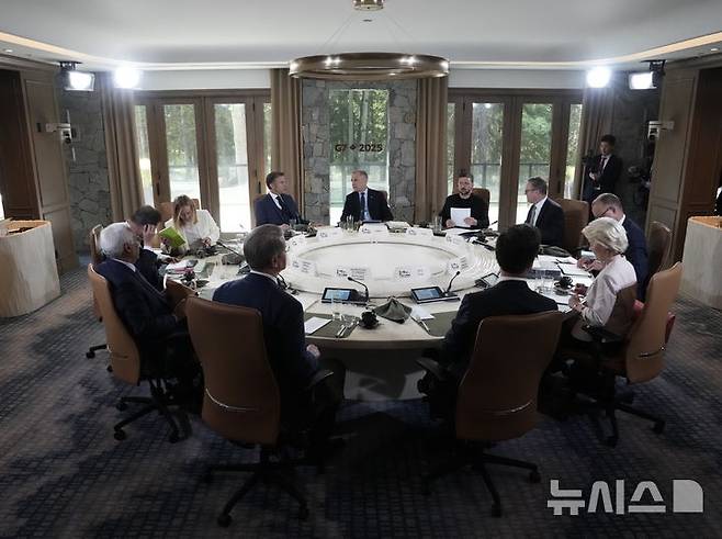 [카나나스키스=AP/뉴시스] 17일(현지 시간) 캐나다 앨버타주 캐내내스키스에서 열린 주요 7개국(G7) 정상회의에 볼로디미르 젤렌스키 우크라이나 대통령이 참석해 마크 카니(가운데) 캐나다 총리 옆에 앉아 있다. 젤렌스키 대통령은 전날 도널드 트럼프 미국 대통령이 앉았던 자리에 앉았다. 2025.06.18.