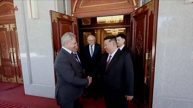 [서울=뉴시스] 김정은 북한 국무위원장이 지난 4일 당 중앙위원회 본부청사에서 푸틴 러시아 대통령의 위임에 따라 러시아 안전이사회대표단을 이끌고 방북한 세르게이 쇼이구 러시아 안전이사회 서기장을 접견했다고 조선중앙TV가 5일 보도했다. (사진=조선중앙TV 캡쳐) 2025.06.18. photo@newsis.com *재판매 및 DB 금지