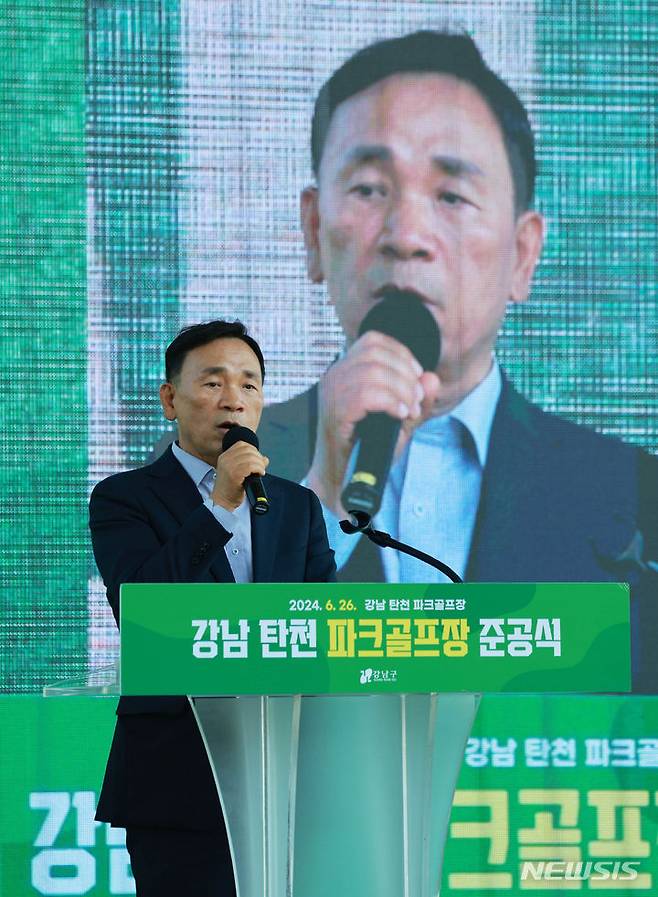 [서울=뉴시스] 고범준 기자 = 조성명 강남구청장이 지난 26일 서울 강남구 세곡동 파크골프장B코스 옆에서 열린 '강남탄천파크골프장 준공식'에서 인사말을 하고 있다. 2024.06.26. bjko@newsis.com