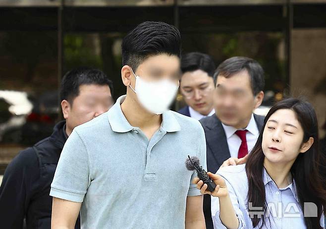 [서울=뉴시스] 김근수 기자 = 마약 투약 혐의로 기소된 이철규 국민의힘 의원 아들 부부가 국민참여재판을 원하지 않는다는 입장을 밝혔다. 혐의에 대한 입장은 따로 밝히지 않아 첫 재판은 약 15분 만에 종료됐다. 사진은 마약 투약 혐의를 받는 이철규 국민의힘 의원 아들 이 모씨가 지난4월 23일 서울 서초구 서울중앙지방법원에서 구속 전 피의자심문(영장실질심사)을 마치고 청사 밖으로 나서는 모습. 2025.04.23. ks@newsis.com