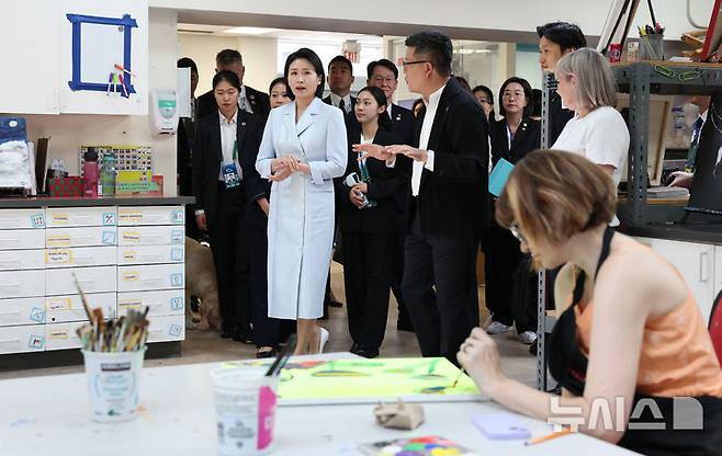 [캘거리=뉴시스] 최진석 기자 = G7 정상회의에 참석하는 이재명 대통령과 함께 캐나다를 방문한 김혜경 여사가 17일(현지 시간) 캐나다 캘거리 국립장애인예술센터를 방문해 창작공간을 둘러보고 있다. 2025.06.18. myjs@newsis.com