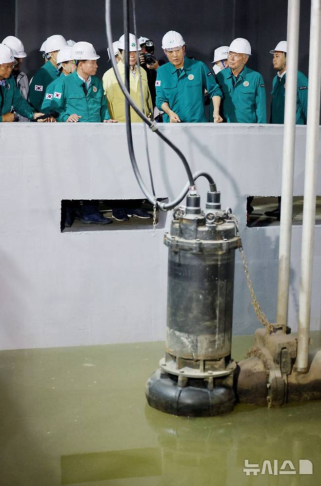 [서울=뉴시스] 김진아 기자 = 오세훈 서울시장이 장마철을 앞두고 18일 서울 관악구 신림공영차고지 저류조 사업현장에서 풍수해 대비 현장점검을 하고 있다.  신림공영차고지 빗물저류조는 폭우 시 도림천 범람을 막기 위해 3만5000톤의 빗물을 일시 저장하도록 설계됐다. 2025.06.18. bluesoda@newsis.com