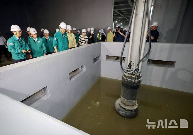[서울=뉴시스] 김진아 기자 = 오세훈 서울시장이 장마철을 앞두고 18일 서울 관악구 신림공영차고지 저류조 사업현장에서 풍수해 대비 현장점검을 하고 있다.  신림공영차고지 빗물저류조는 폭우 시 도림천 범람을 막기 위해 3만5000톤의 빗물을 일시 저장하도록 설계됐다. 2025.06.18. bluesoda@newsis.com