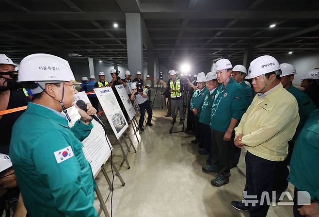 [서울=뉴시스] 김진아 기자 = 오세훈 서울시장이 장마철을 앞두고 18일 서울 관악구 신림공영차고지 저류조 사업현장에서 풍수해 대비 현장점검을 하고 있다.  신림공영차고지 빗물저류조는 폭우 시 도림천 범람을 막기 위해 3만5000톤의 빗물을 일시 저장하도록 설계됐다. 2025.06.18. bluesoda@newsis.com