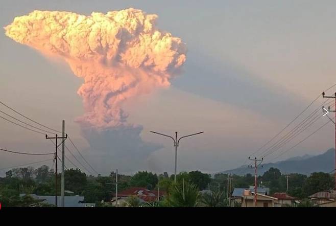 [AP/뉴시스] 18일 인도네시아의 레워토비 화산이 폭발해 회색구름이 하늘로 뿜어져 올라가고 있다. 2025.06.18. *재판매 및 DB 금지