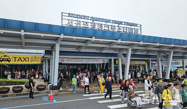 [제주=뉴시스] 우장호 기자 = 18일 오전 서귀포강정크루즈터미널 출국장 입구에서 크루즈에서 하선한 외국인 관광객들이 인솔자를 따라 이동하고 있다. 2025.06.18. woo1223@newsis.com