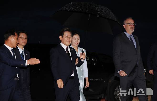 [캘거리=뉴시스] 최진석 기자 = 주요 7개국(G7) 정상회의 참석을 마친 이재명 대통령과 부인 김혜경 여사가 17일(현지 시간) 캐나다 앨버타주 캘거리국제공항에 도착해 공군 1호기로 향하고 있다. 2025.06.18. myjs@newsis.com