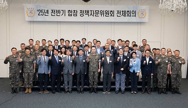 [서울=뉴시스] 18일 서울 용산 로카우스 호텔에서 열린 2025년 전반기 합참 정책자문위원회 전체회의에서 참석자들이 단체사진을 촬영하고 있다. (사진=합동참모본부 제공) 2025.06.18. photo@newsis.com *재판매 및 DB 금지