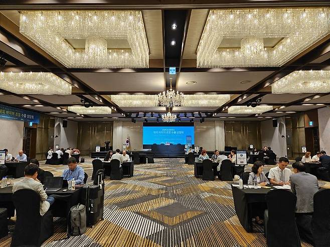 [안동=뉴시스] 지난 17일 안동 스탠포드호텔에서 섬유기계 수출상담회가 열리고 있다. (사진=경북도 제공) 2025.06.18. photo@newsis.com *재판매 및 DB 금지