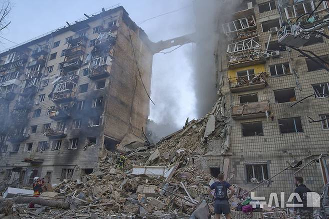 [키이우=AP/뉴시스] 지난 17일(현지 시간) 우크라이나 키이우에서 소방관들이 러시아의 미사일과 드론 공격으로 발생한 주거 단지 건물 화재를 진압하고 있다. 2025.06.17.