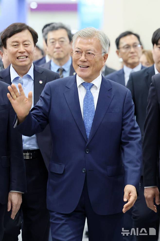 [서울=뉴시스] 박진희 기자 = 문재인 전 대통령이 18일 서울 강남구 삼성동 코엑스에서 열린 '2025 서울국제도서전'을 돌아보고 있다. 2025.06.18. pak7130@newsis.com