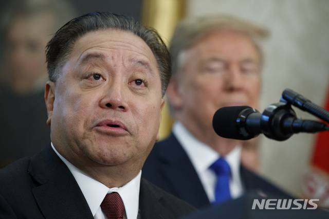 [워싱턴=AP/뉴시스]혹 탄 브로드컴 CEO가 워싱턴 백악관에서 도널드 트럼프 대통령이 참석한 가운데 연설하고 있다. 2017. 11. 2. photo@newsis.com