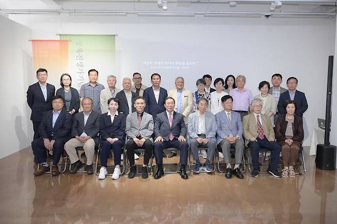 [세종=뉴시스] 장욱진 생가기념관 착공식 후 기념 사진을 찍고 있다.(사진=세종시) 2025.06.18.photo@newsis.com. *재판매 및 DB 금지