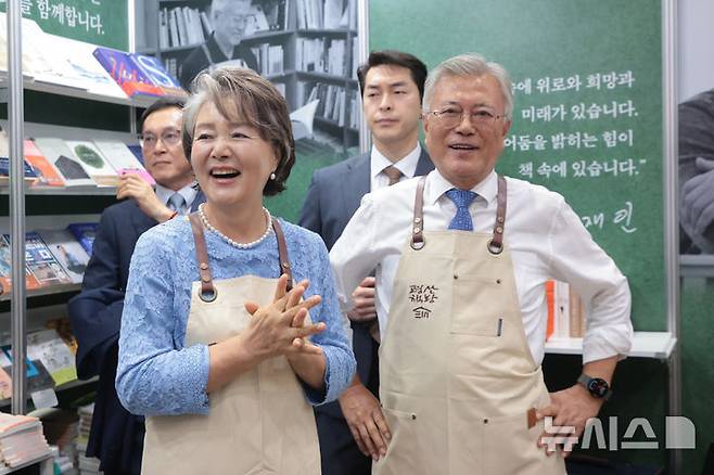 [서울=뉴시스] 박진희 기자 = 문재인 전 대통령과 부인 김정숙 여사가 18일 서울 강남구 코엑스에서 열린 '2025 서울국제도서전' 평산책방 부스에서 관람객들에게 인사를 하고 있다. (공동취재) 2025.06.18. pak7130@newsis.com