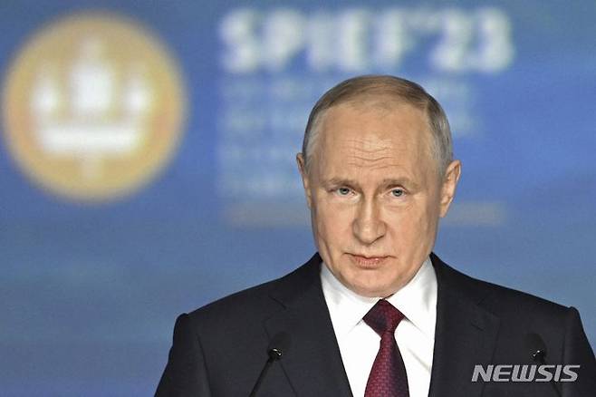 [상트페테르부르크=AP/뉴시스] '러시아의 다보스포럼'으로 불리는 연례 국제경제 회의인 상트페테르부르크 국제경제포럼(SPIEF)이 18일(현지 시간) 시작됐다. 사진은 블라디미르 푸틴 러시아 대통령이 2023년 6월16일 SPIEF에서 연설하는 모습. 2023.06.17.