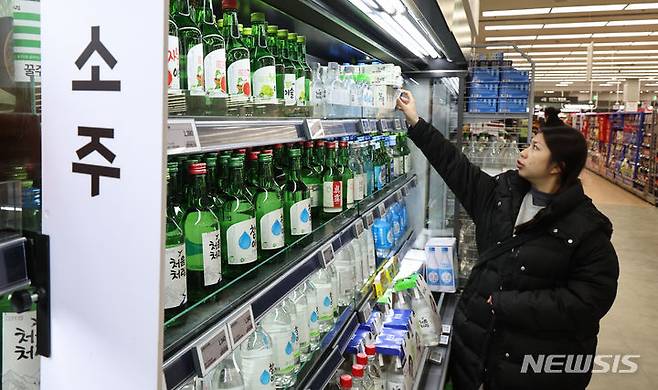 [서울=뉴시스] 서울 시내 한 대형마트에 소주 상품이 진열돼 있다. photo@newsis.com