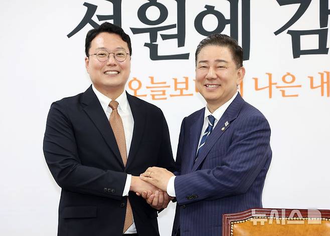 [서울=뉴시스] 김명년 기자 = 김병기 더불어민주당 당대표 직무대행 겸 원내대표와 천하람 개혁신당 원내대표가 18일 오후 서울 여의도 국회 개혁신당 원내대표실에서 만나 악수하고 있다. 2025.06.18. kmn@newsis.com