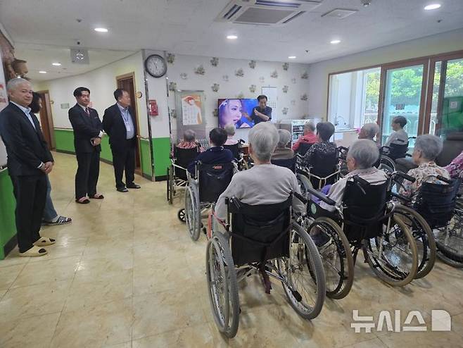 [제주=뉴시스] 제주 썬호텔·카지노 임직원들이 18일 제주 한 노인보호시설에서 물품 전달식을 하고 있다. (사진=썬호텔 제공) 2025.06.18. photo@newsis.com